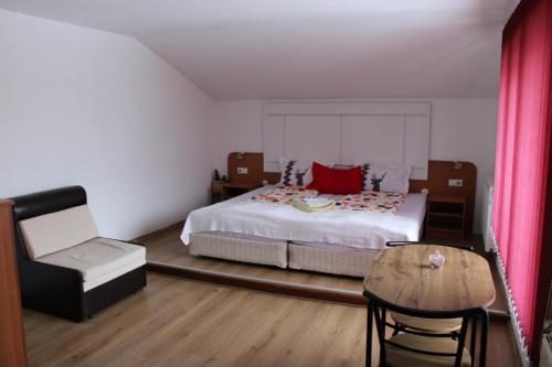 One-Bedroom Apartment with View image 2