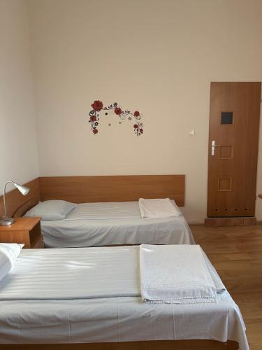 4 twin beds
