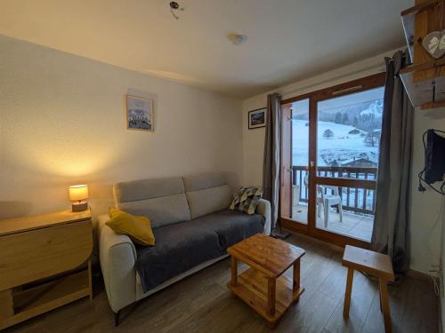 Appartement cosy à Arêches, 50m des pistes, terrasse ouest et piscine l'été