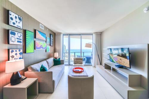 Condo w Beautiful Beachfront and City Views from 25th Floor! in Hollywood, USA