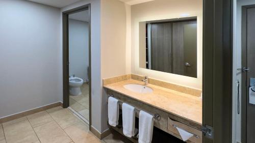 One-Bedroom Suite image 10