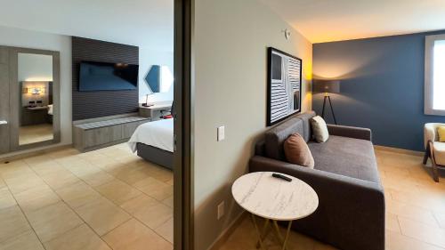 One-Bedroom Suite image 7