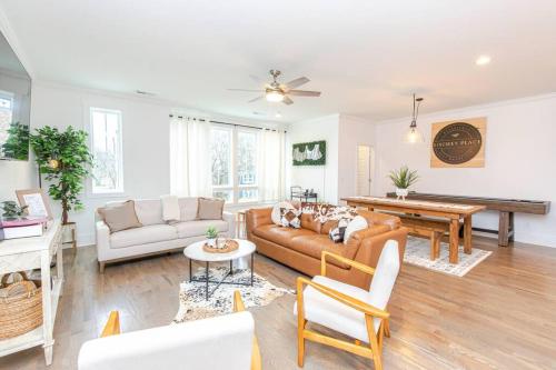 Spacious Home w Rooftop Deck and Mural! 10 Min 2 DT in Nashville, USA