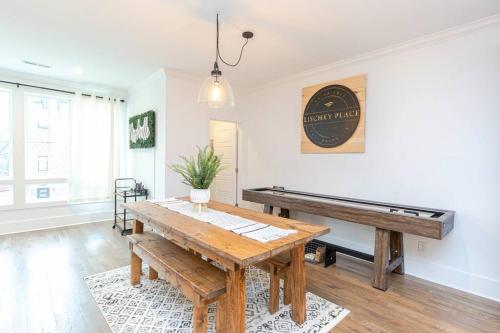 Spacious Home w Rooftop Deck and Mural! 10 Min 2 DT in Nashville, USA