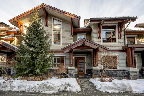4 bed 3 bath Mountain view townhome offering a Whistler retreat close to everything you might need in Whistler, Canada