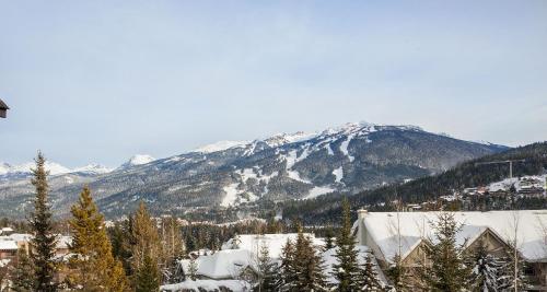 Beautiful 3 Bedroom 2 bedroom plus den Whistler Retreat with Spectacular Mountain Views in Whistler, Canada