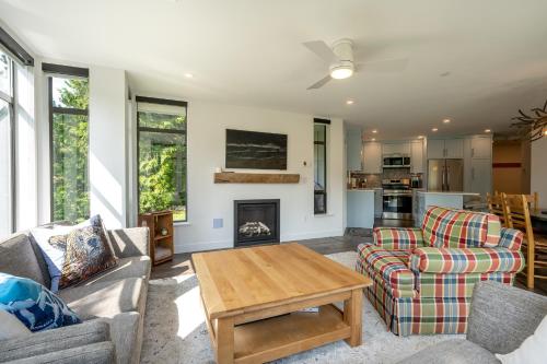 Beautiful 3 Bedroom 2 bedroom plus den Whistler Retreat with Spectacular Mountain Views in Whistler, Canada