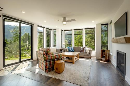 Beautiful 3 Bedroom 2 bedroom plus den Whistler Retreat with Spectacular Mountain Views in Whistler, Canada