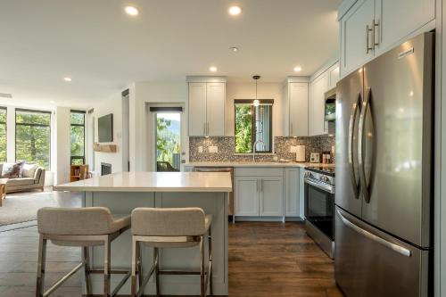 Beautiful 3 Bedroom 2 bedroom plus den Whistler Retreat with Spectacular Mountain Views in Whistler, Canada