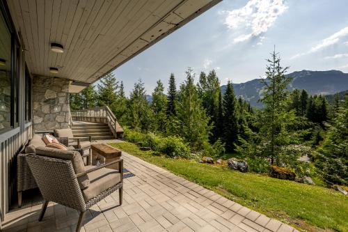 Beautiful 3 Bedroom 2 bedroom plus den Whistler Retreat with Spectacular Mountain Views in Whistler, Canada