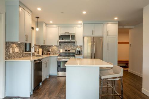 Beautiful 3 Bedroom 2 bedroom plus den Whistler Retreat with Spectacular Mountain Views in Whistler, Canada