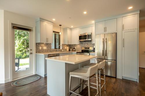 Beautiful 3 Bedroom 2 bedroom plus den Whistler Retreat with Spectacular Mountain Views in Whistler, Canada