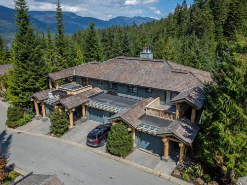 New Listing Cozy 3 bed 3 bath ski-in ski out access fireplace private hot tub and garage in Whistler, Canada