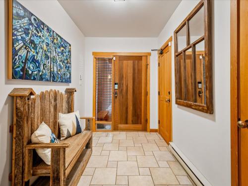New Listing Cozy 3 bed 3 bath ski-in ski out access fireplace private hot tub and garage in Whistler, Canada