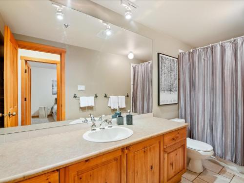 New Listing Cozy 3 bed 3 bath ski-in ski out access fireplace private hot tub and garage in Whistler, Canada