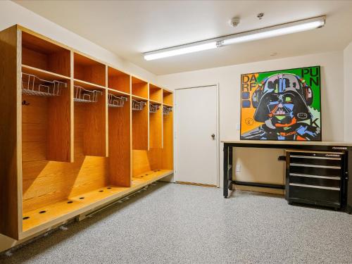 New Listing Cozy 3 bed 3 bath ski-in ski out access fireplace private hot tub and garage in Whistler, Canada