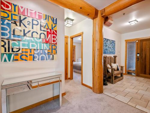 New Listing Cozy 3 bed 3 bath ski-in ski out access fireplace private hot tub and garage in Whistler, Canada