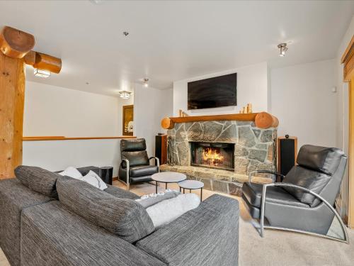 New Listing Cozy 3 bed 3 bath ski-in ski out access fireplace private hot tub and garage in Whistler, Canada