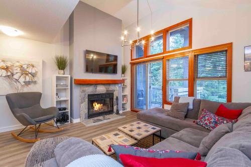 Stunning 3 Bed Townhome Near Ski Lifts Free Shuttle shared Hot Tub in Whistler, Canada