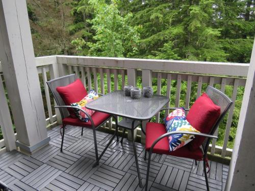 Stunning 3 Bed Townhome Near Ski Lifts Free Shuttle shared Hot Tub in Whistler, Canada