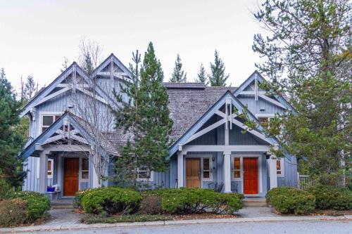 Stunning 3 Bed Townhome Near Ski Lifts Free Shuttle shared Hot Tub in Whistler, Canada