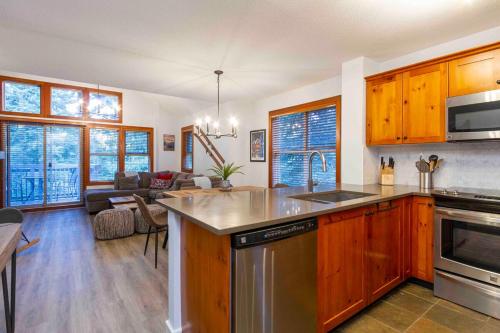 Stunning 3 Bed Townhome Near Ski Lifts Free Shuttle shared Hot Tub in Whistler, Canada