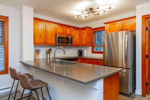 Stunning 3 Bed Townhome Near Ski Lifts Free Shuttle shared Hot Tub in Whistler, Canada