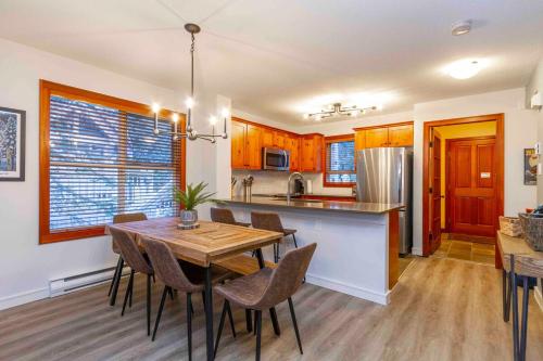 Stunning 3 Bed Townhome Near Ski Lifts Free Shuttle shared Hot Tub in Whistler, Canada