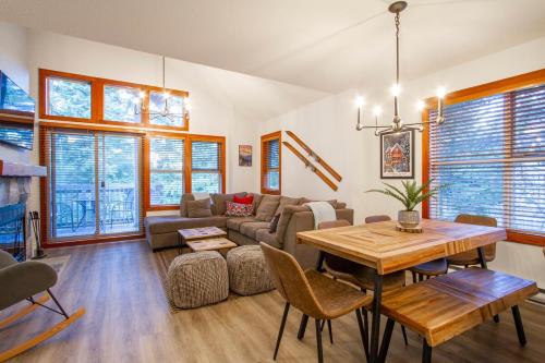 Stunning 3 Bed Townhome Near Ski Lifts Free Shuttle shared Hot Tub in Whistler, Canada