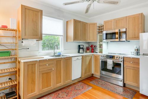 Walk Downtown Takoma Park Escape with Large Yard! in 塔科馬公園
