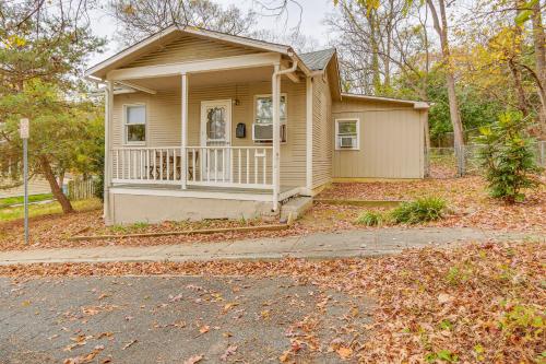 Walk Downtown Takoma Park Escape with Large Yard! in 塔科馬公園