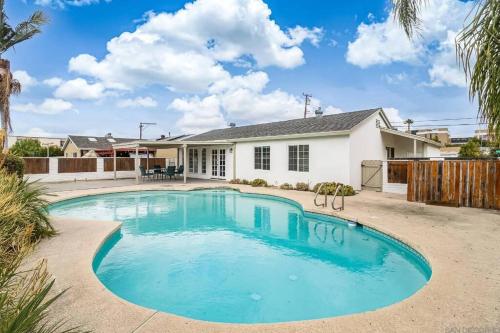Heated pool, Sunny San Diego, Entire home, Free Parking, BBQ, Pets allowed, family neighborhood!