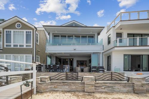Waterfront Newport Beach, Balcony Views Hot Tub