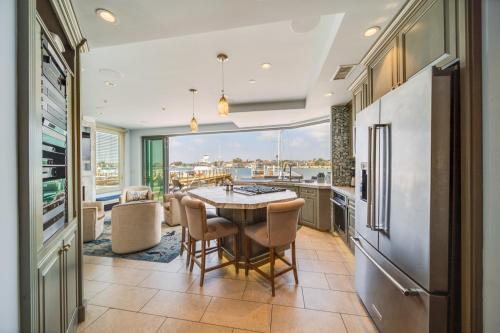 Waterfront Newport Beach, Balcony Views Hot Tub in Newport Beach, USA
