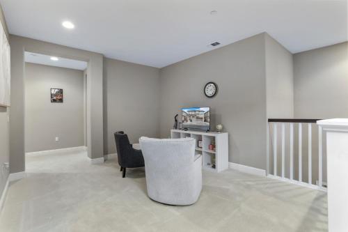 Placid Vibe Spacious 7-BR with Free Parking in Pittsburg (CA)