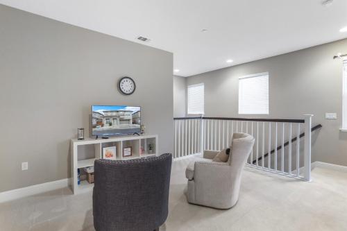 Placid Vibe Spacious 7-BR with Free Parking in Pittsburg (CA)