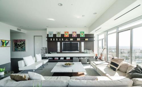 Luxurious Oceanview Penthouse With Panoramic View in Los Angeles, USA