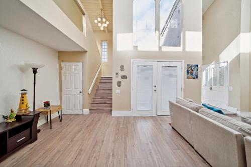 Coastal Pet Friendly Gem Near the Beach and Shopping in Newport Beach, USA
