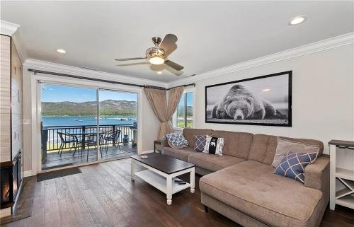 Luxurious Lakefront Condo With Private Dock in Los Angeles, USA