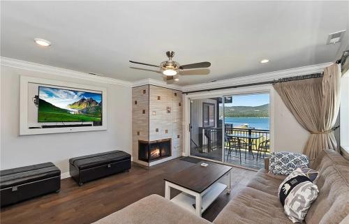 Luxurious Lakefront Condo With Private Dock in Los Angeles, USA