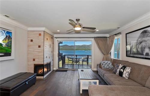 Luxurious Lakefront Condo With Private Dock in Los Angeles, USA