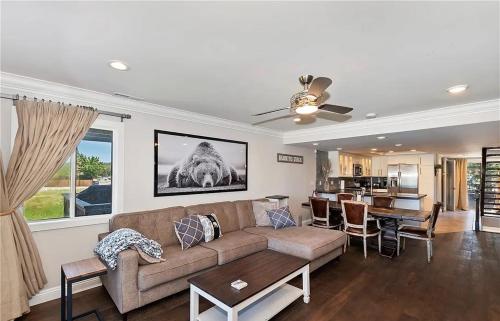 Luxurious Lakefront Condo With Private Dock in Los Angeles, USA