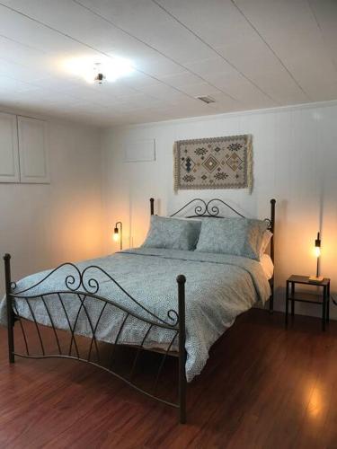 Lovely Garden Suite in Beautiful Lynn Valley in North Vancouver, Kanada