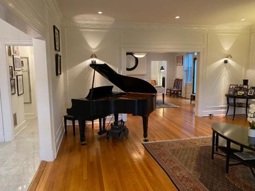 5 Bdrm Rock Creek Classic Home in Washington, USA