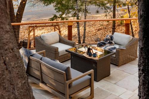 Treehouse - Close to Slopes, Hot Tub, Gourmet Kitchen, Deck in Big Bear Lake, USA