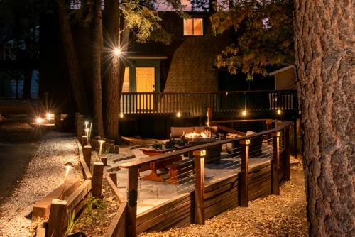 Treehouse - Close to Slopes, Hot Tub, Gourmet Kitchen, Deck in Big Bear Lake, USA
