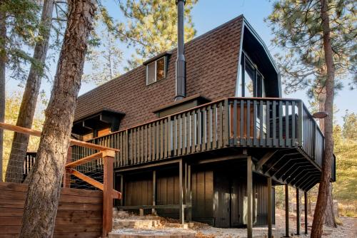 Treehouse - Close to Slopes, Hot Tub, Gourmet Kitchen, Deck in Big Bear Lake, USA