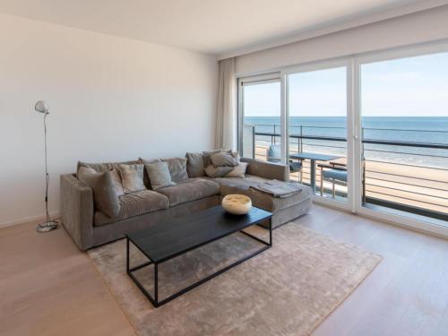 Duplex by the Coast with Stunning Sea Views, Ostende