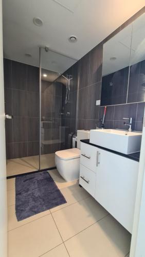 Bathroom, Spacious 3 bedroom, 2 washroom and 2 parking 5 min from train station in Blacktown