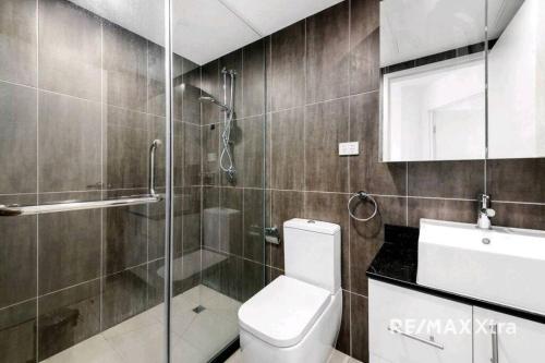Shower, Spacious 3 bedroom, 2 washroom and 2 parking 5 min from train station in Blacktown